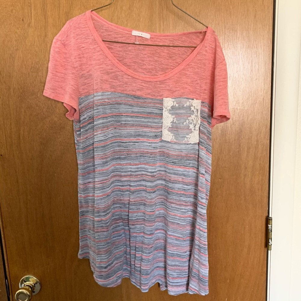 Lace pocket detail top